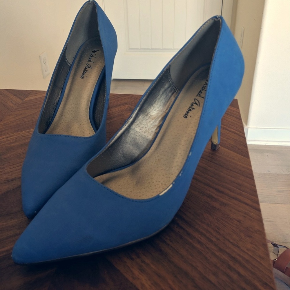 Suede blue pumps